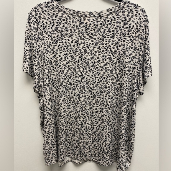 🌟3 For $30🌟  Cream and Black Patterned Top - 2X - Picture 3 of 3